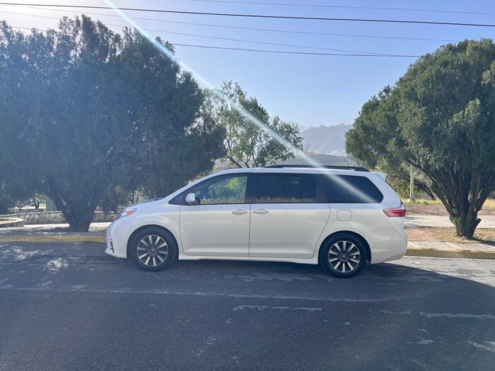 TOYOTA SIENNA XLE LEATHER XLE PIEL 2019. Imagen de la galería