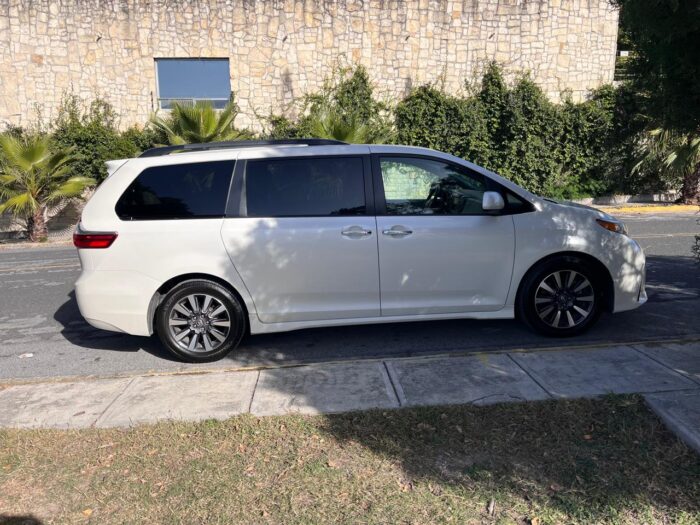 TOYOTA SIENNA XLE LEATHER XLE PIEL 2019. Imagen de la galería