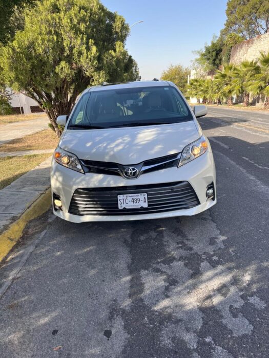 TOYOTA SIENNA XLE LEATHER XLE PIEL 2019. Imagen de la galería