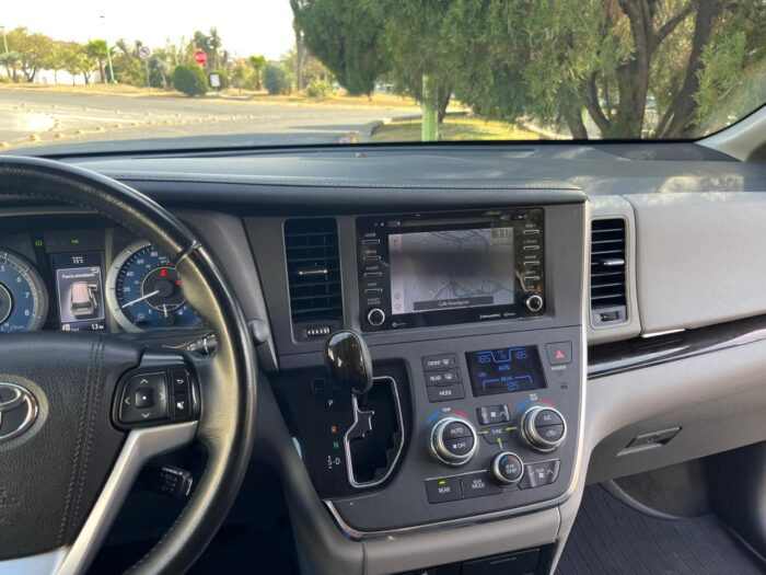 TOYOTA SIENNA XLE LEATHER XLE PIEL 2019. Imagen de la galería